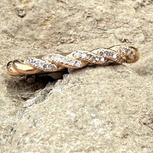 Elegant 14 Karat Gold and Brilliant Diamond Ring